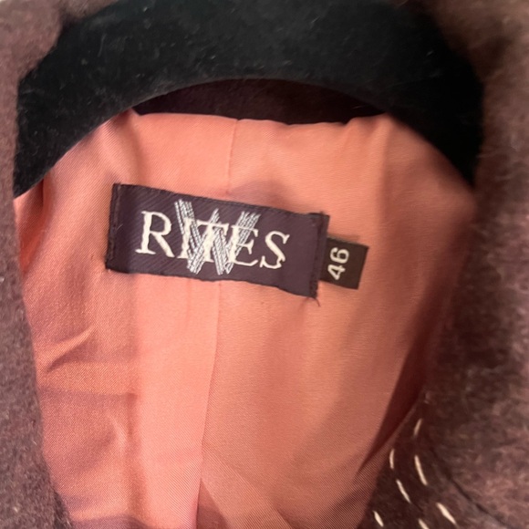 ⭐️ rites brown jacket vintage not sure of material or size maybe a small medium - Picture 2 of 4